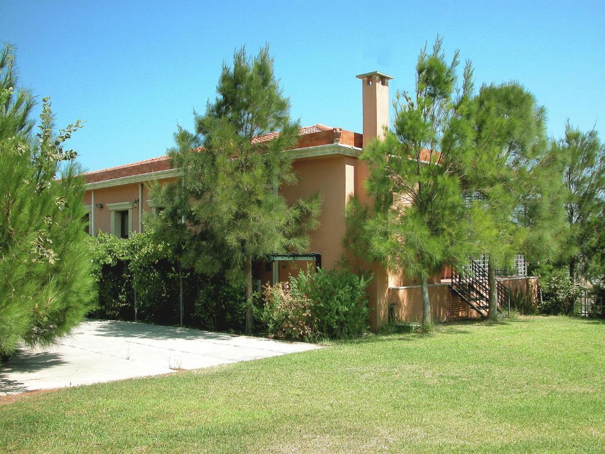 Sprawling Vlilla In Malades Villa Agios Sillas Bilik gambar